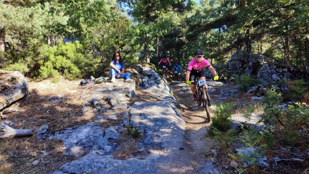 Varios participantes de la BTT de Duruelo atravesando uno de los puntos de la ruta. RAQUEL FERNÁNDEZ