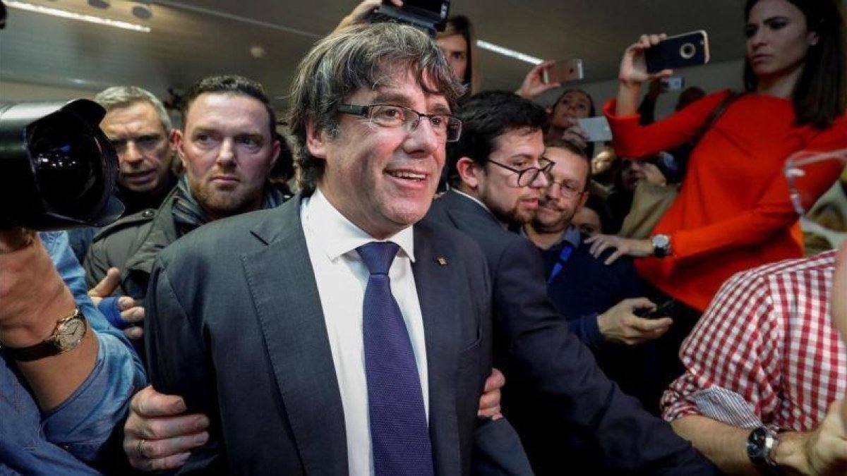 Carles Puigdemont, en una imagen de archivo, compareciendo a una conferencia de prensa en Bruselas.-YVES HERMAN (REUTERS)
