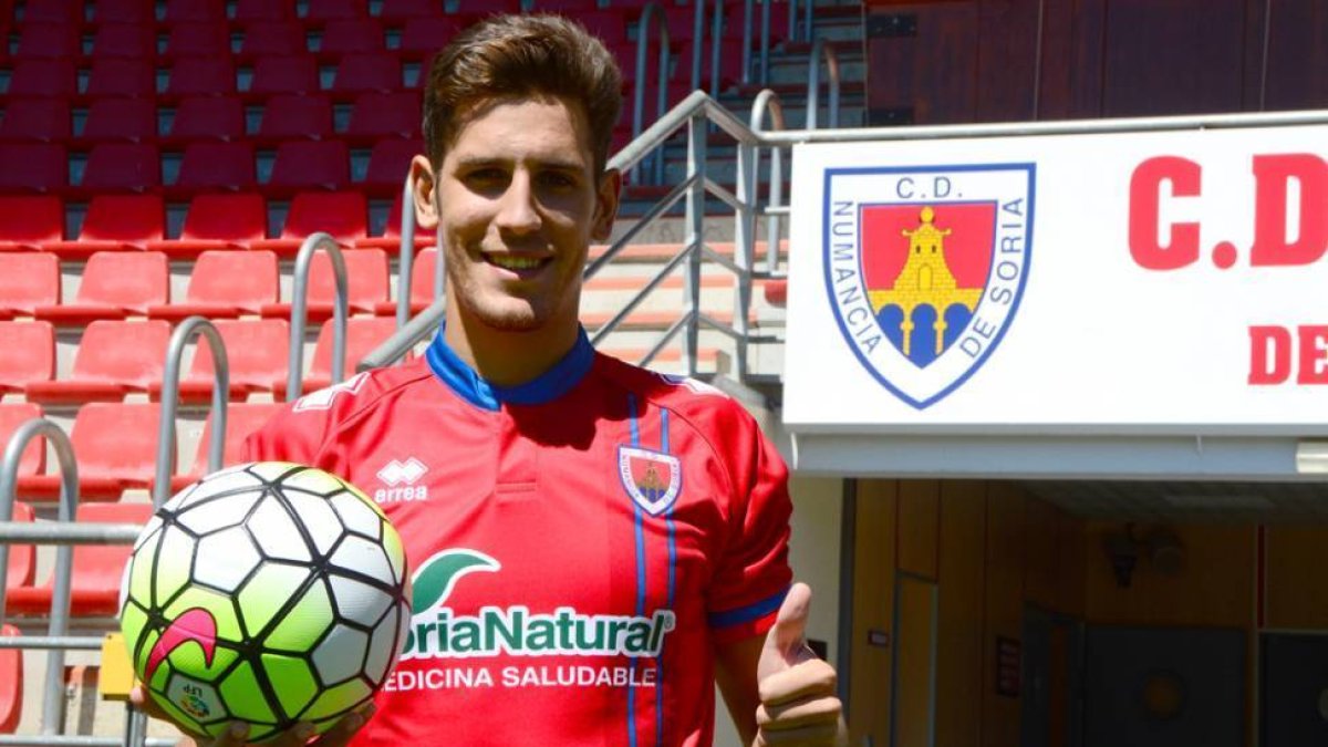 Alex Alegría fue presentado ayer como uno de los refuerzos del Numancia para el próximo ejercicio.-Álvaro Martínez