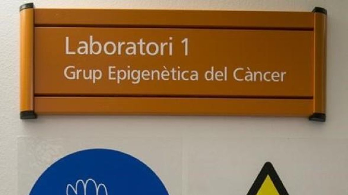 Cartel que advierte sobre la seguridad en el trabajo.-JULIO CARBO