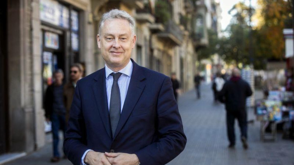 El embajador británico en España, Simon Manley, durante su visita a Barcelona.-JOAN PUIG
