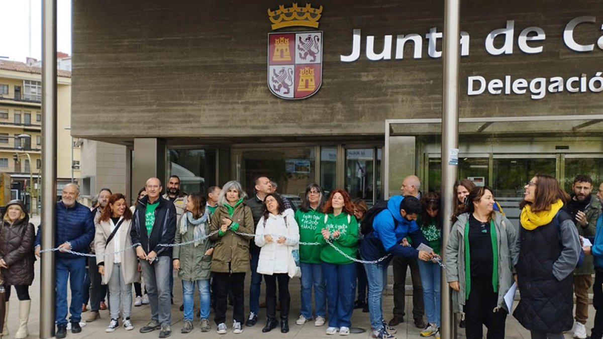 Miembros de la Junta de Personal Docente se concentraron ante la Junta de Castilla y León. HDS