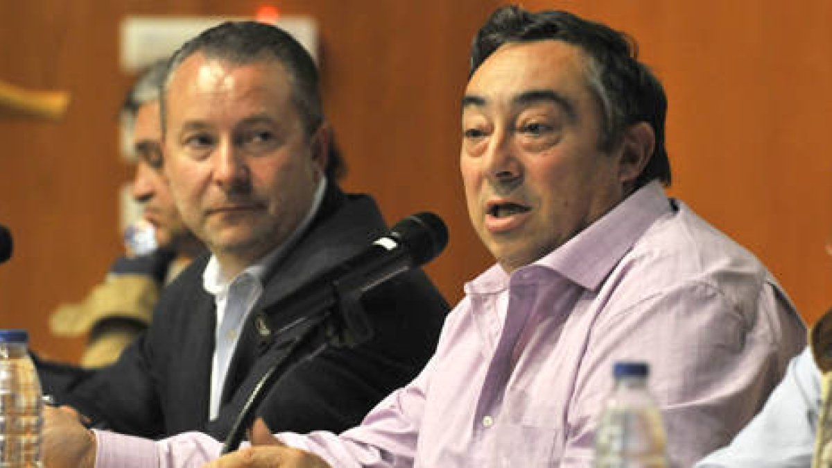 Carmelo Gómez interviene ante la mirada de Donaciano Dujo. / VALENTÍN GUISANDE-