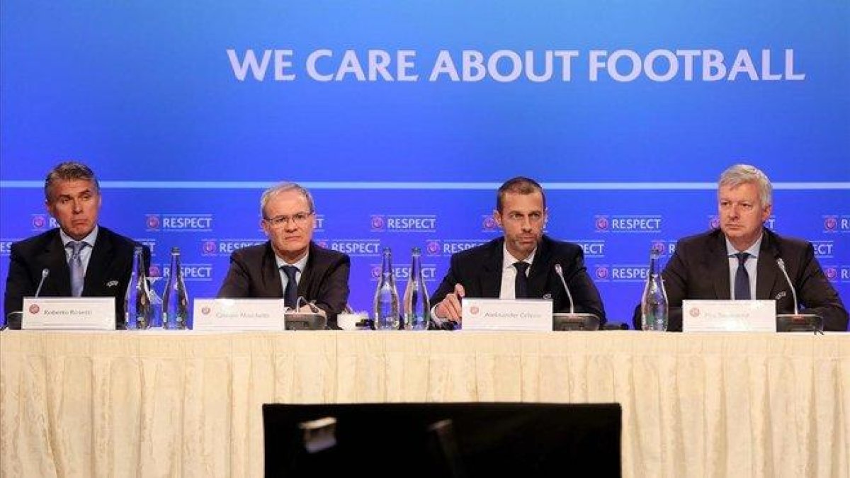 Los directivos de la UEFA en conferencia de prensa.-
