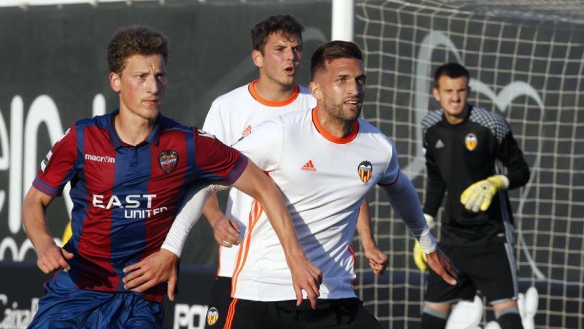 Gregorio Sierra durante un partido de esta temporada con el Valencia Mestalla.-D.S.