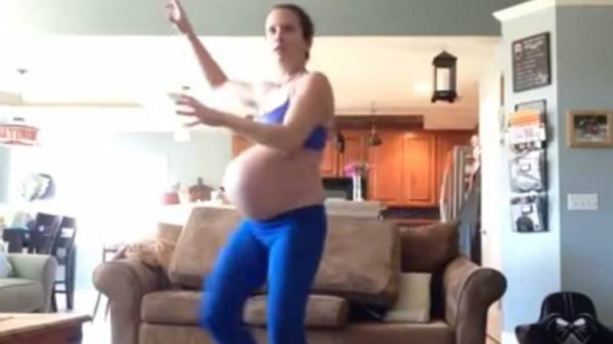 En su semana 40 de gestación, un mujer imita la coreografía de 'Thriller' para ponerse de parto cuanto antes.-