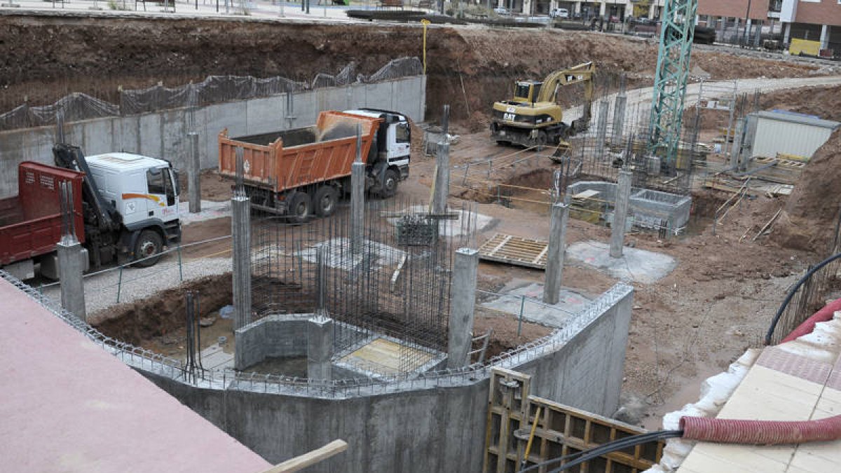 Imagen actual del estado en el que se encuentran las obras de uno de los bloques de viviendas en Los Royales. / ÚRSULA SIERRA-