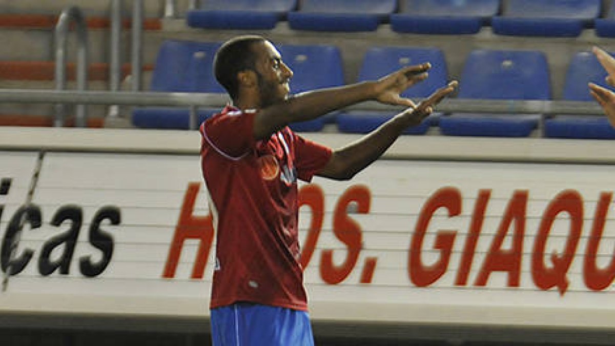 Akapo sabrá hoy si Competición admite el recurso presentado por el Numancia tras su expulsión en Córdoba. / DIEGO MAYOR-