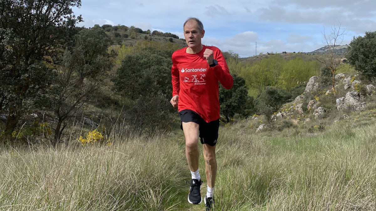 Abel Antón ha salido a disfrutar del deporte en la calle, como ha mostrado en las redes sociales. HDS