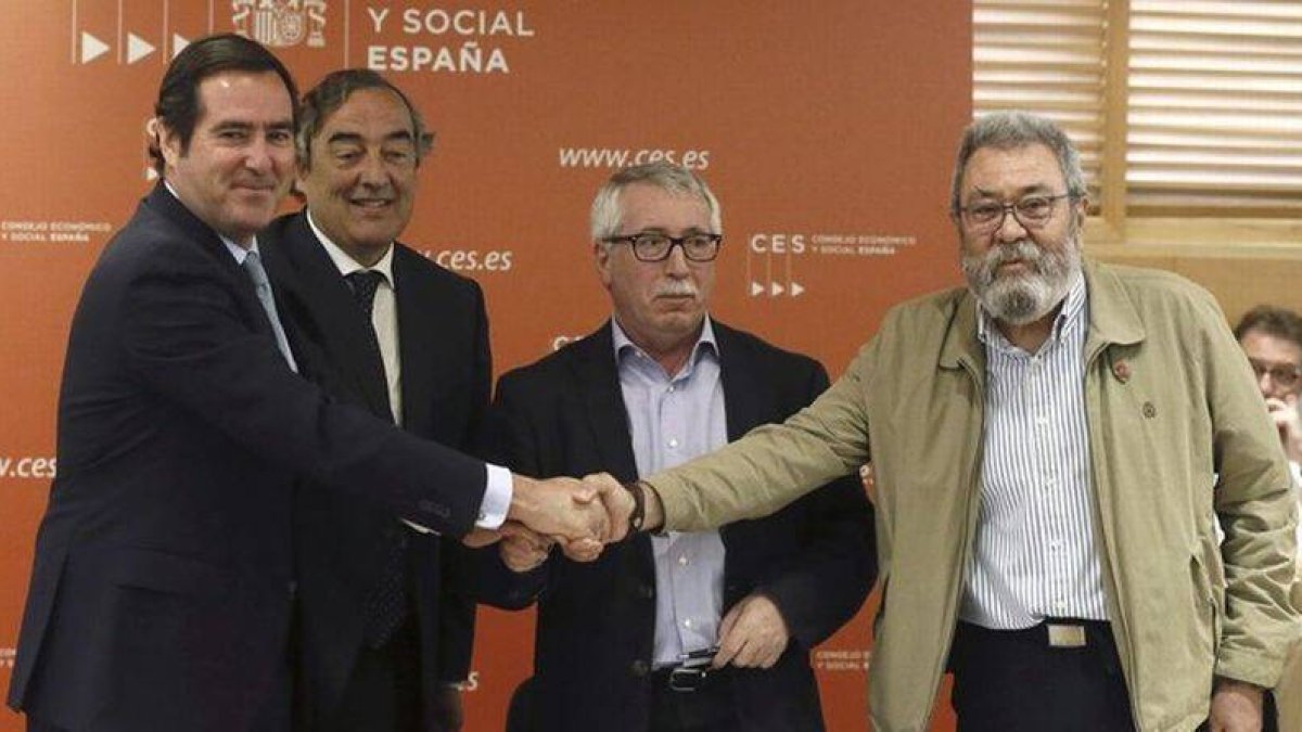 Los secretarios generales de CCOO y UGT, Ignacio Fernández Toxo y Cándido Méndez (d), y los presidentes de CEOE y Cepyme, Juan Rosell y Antonio Garamendi, tras firmar el tercer Acuerdo para el Empleo y la Negociación Colectiva.-Foto: EFE
