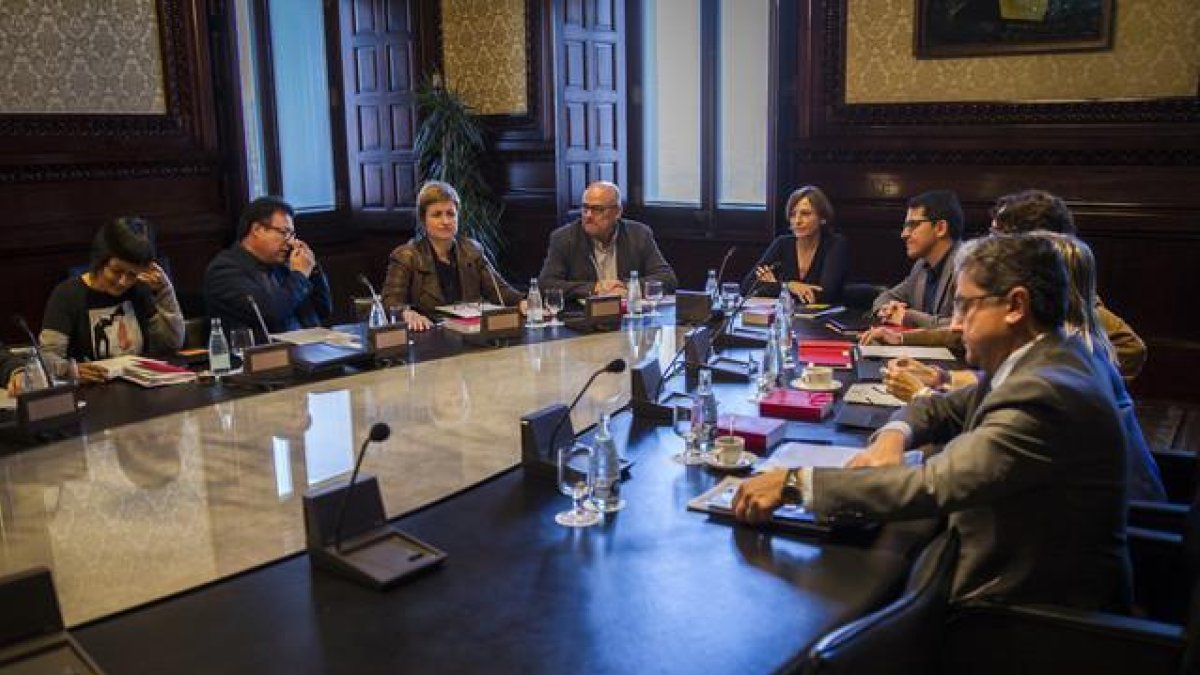 Reunión de la Mesa del Parlament, presidida por Carme Forcadell, para debatir la propuesta de resolución presentada por Junts pel Sí y la CUP.-CARLOS MONTAÑÉS