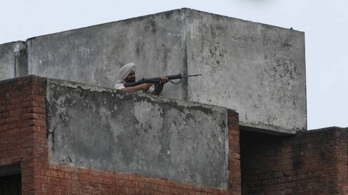 Un policía indio durante el asalto para neutralizar al grupo armado atrincherado en una comisaría.-Foto: Channi Anand / AP / CHANNI ANAND
