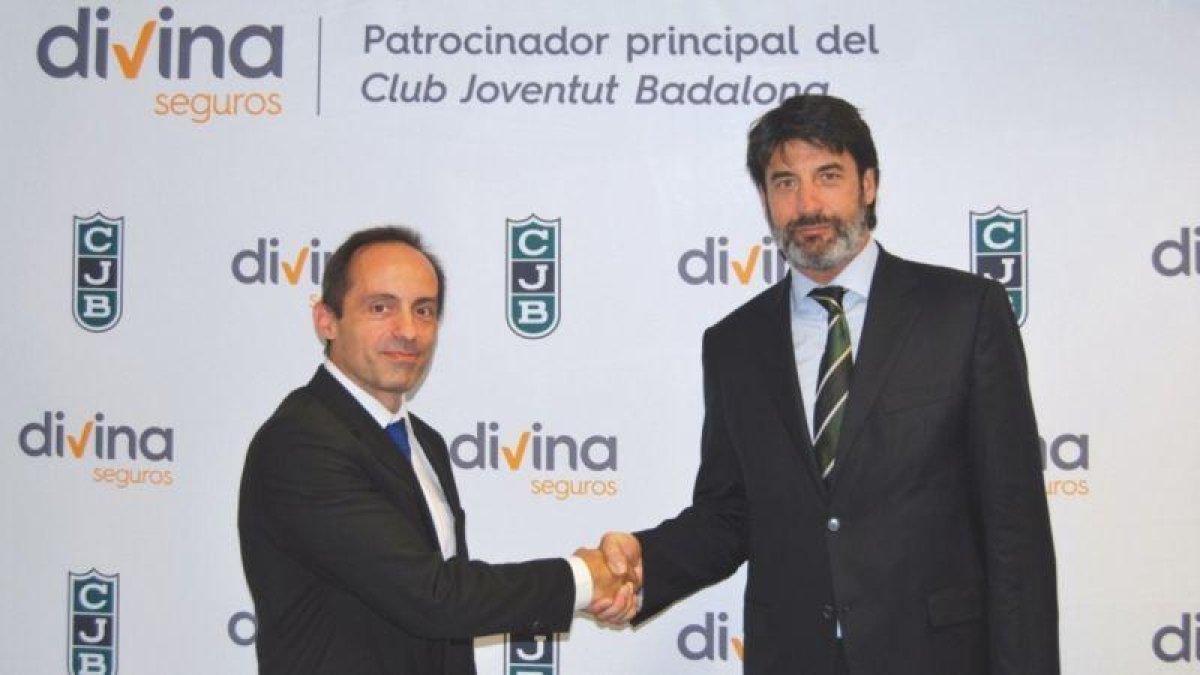 Armando Nieto, presidente de Divina Pastora, y Jordi Villacampa, del Joventut de Badalona, tras firmar el contrato de patrocinio.-CJB
