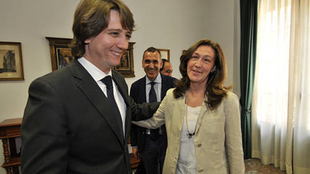 Carlos Martínez Mínguez junto a la subdelegada del Gobierno, María José Heredia, momentos antes de celebrarse la Junta Local de Seguridad. / VALENTÍN GUISANDE-