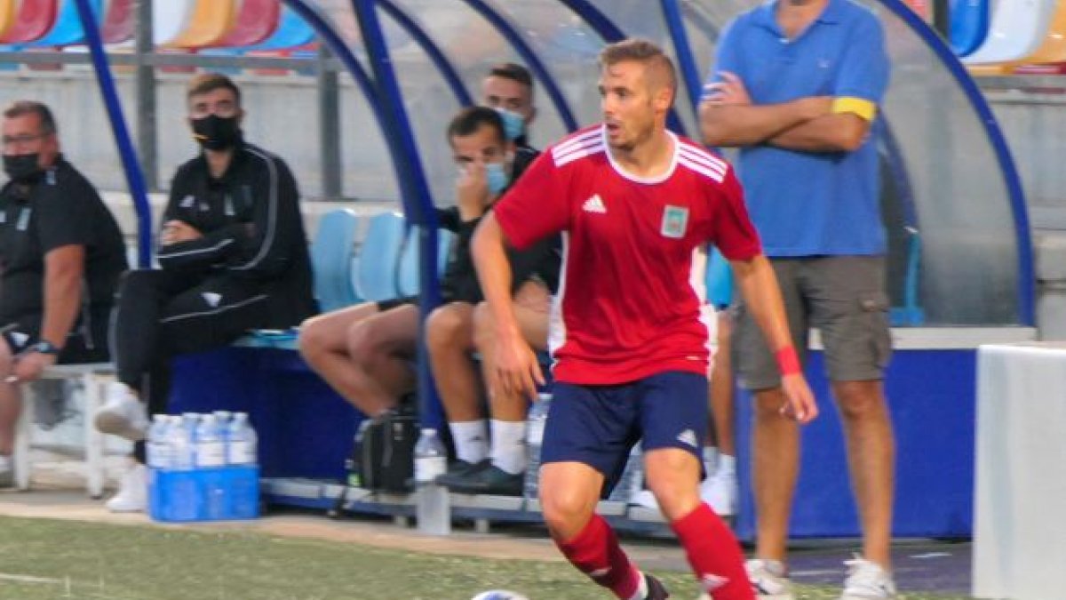 Ripa con la camiseta rojilla de la S.D. Tarazona, rival del Numancia el domingo. Twitter SD Tarazona