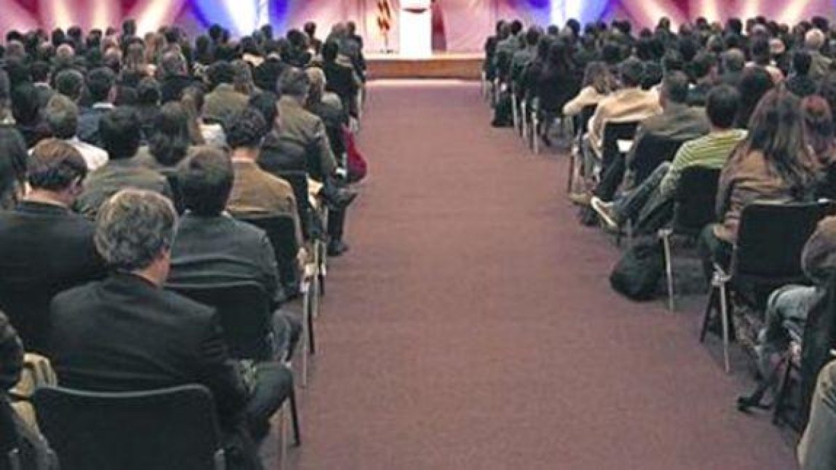 Directivos en un auditorio.-EL PERIÓDICO
