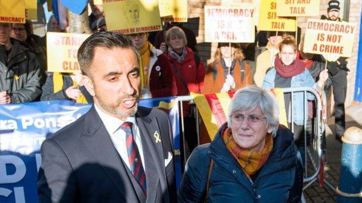 Clara Ponsatí, junto a su abogado, Aamer Anwar, en el momento de entregarse a la policía escocesa.-NEIL HANNA / AFP