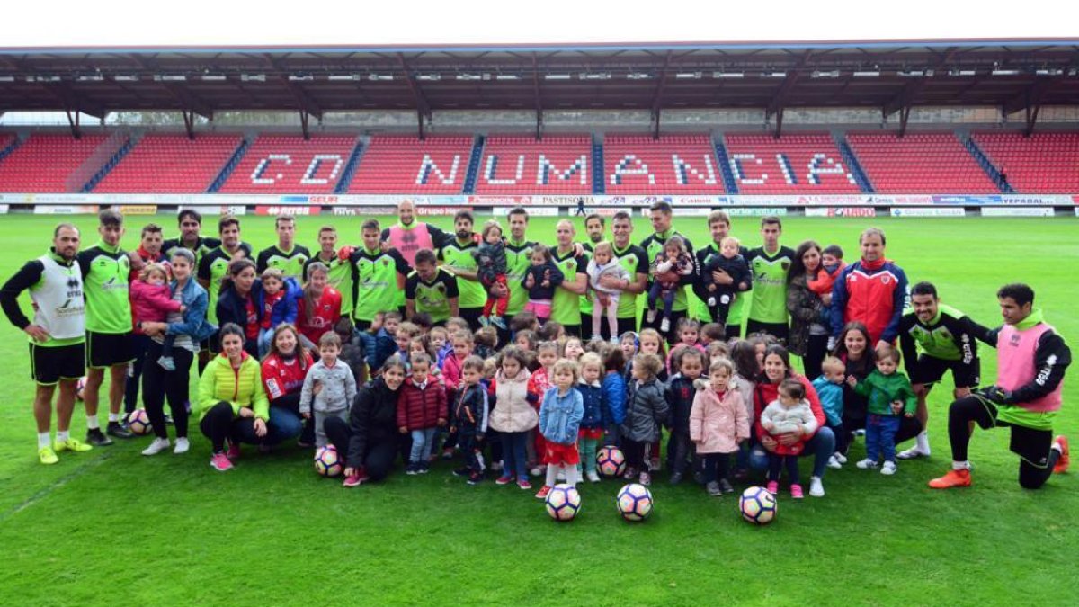 Los niños de la Escuela Infantil Gloria Fuertes visitaron ayer a los jugadores del C.D. Numancia.-ÁLVARO MARTINEZ