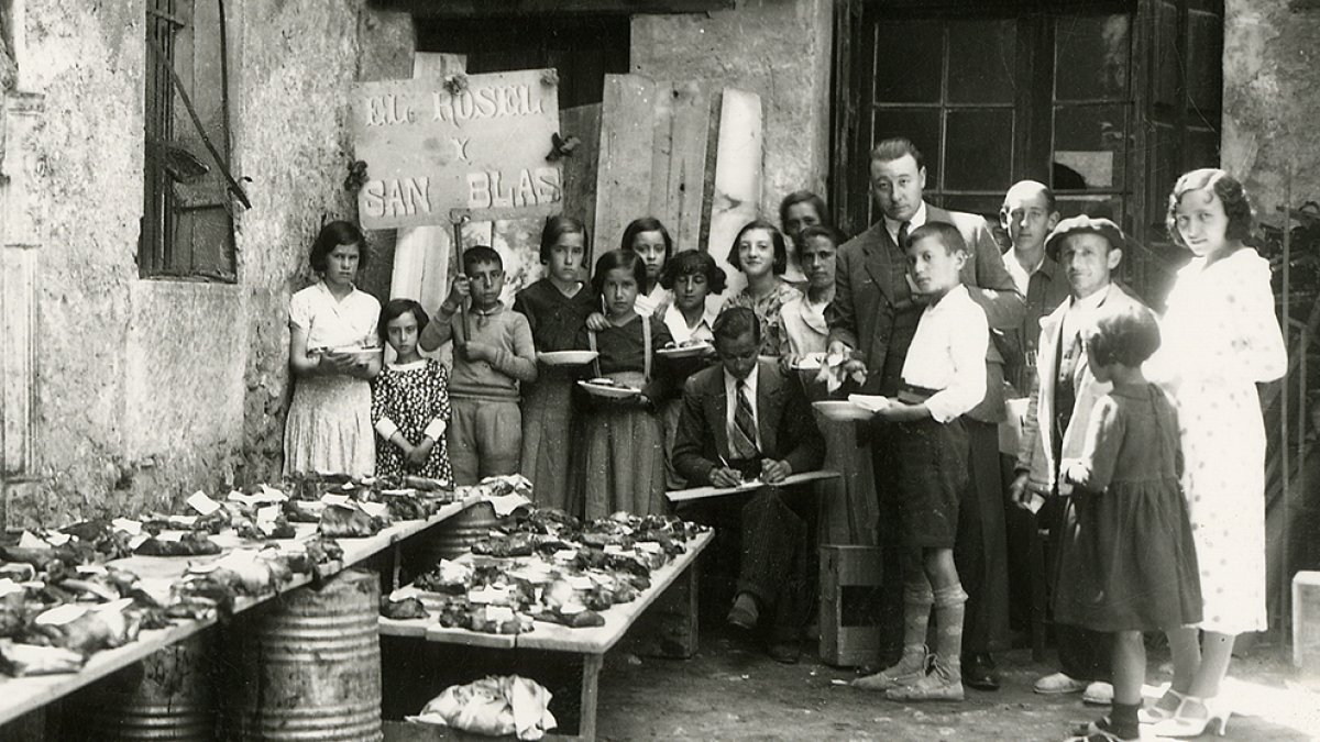 <p>El ayer en ocasiones cobra vida en blanco y negro. La historia entonces se acerca, y aún lo hace más si uno se detiene en la imagen. Es lo que sucede con estas fotografías pertenecientes al Archivo Histórico Provincial de Soria, relacionadas todas con las<strong> fiestas de San Juan </strong>y de destacado valor.</p>
<p>Esta galería de imágenes lleva el mismo título que una <strong>cronología sanjuanera de la Asociación de Jurados de Cuadrilla</strong> que, por entregas, publicará <strong>Heraldo-Diario de Soria,</strong> acompañadas siempre de estampas históricas de los días grandes de Soria.</p>
<p>FOTOGRAFÍA: ARCHIVO HISTORICO PROVINCIAL DE SORIA</p>