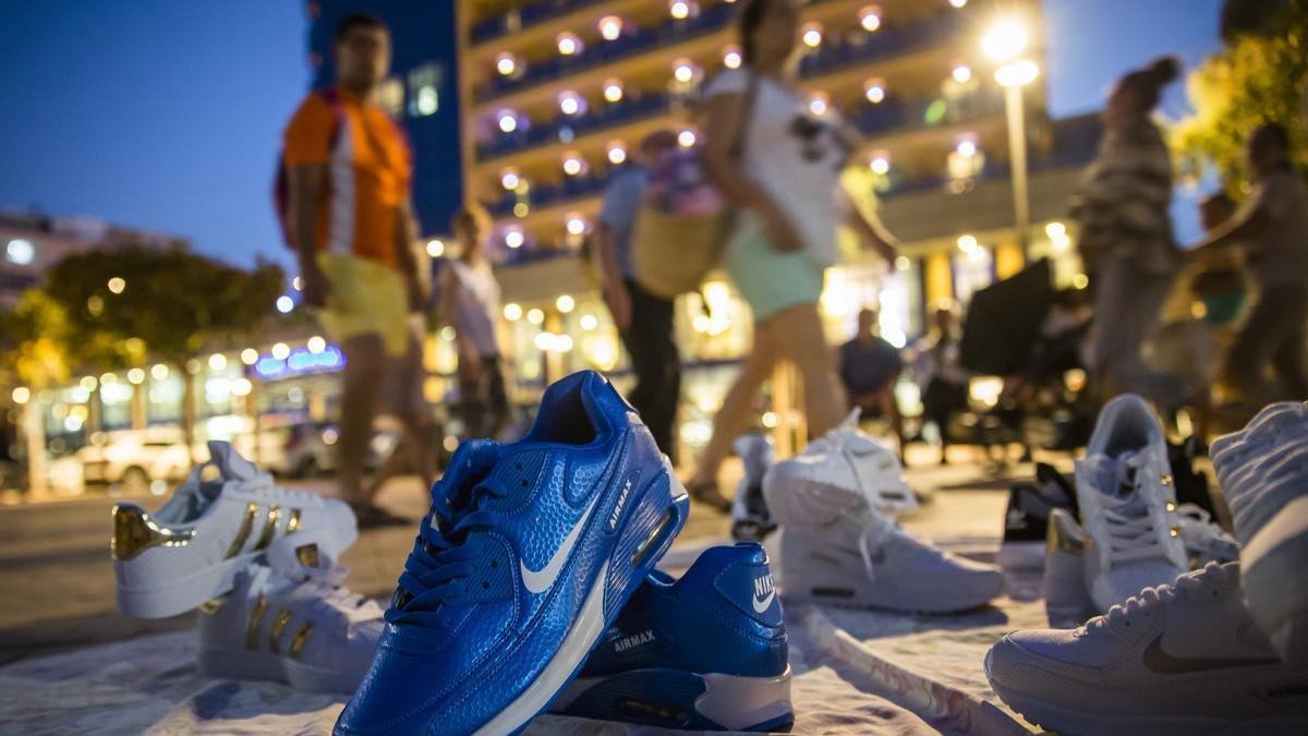 Venta de falsificaciones en plena calle, en Fuengirola.-MIGUEL LORENZO