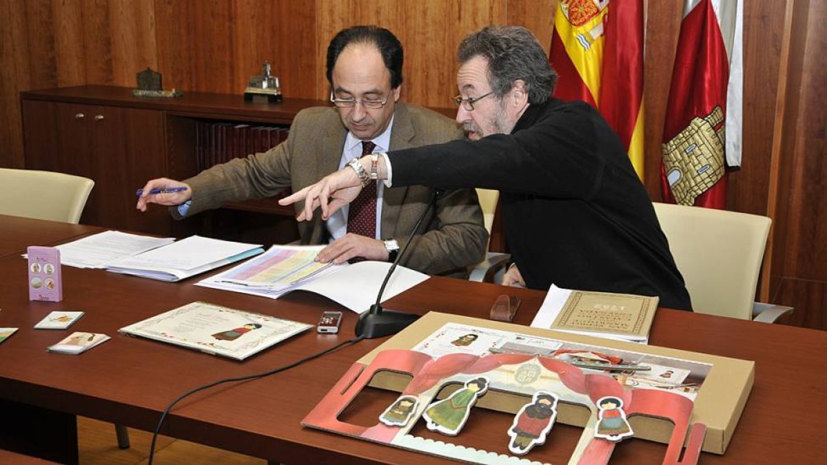 Manuel López Represa y Carlos de La Casa, ayer, durante la presentación de la programación.-VALENTÍN GUISANDE