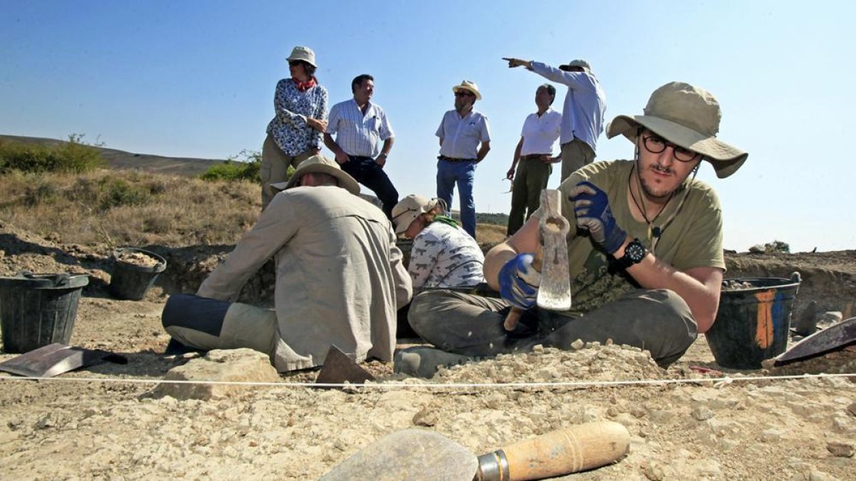 Miembros del equipo en los trabajos de excavación-M.T.