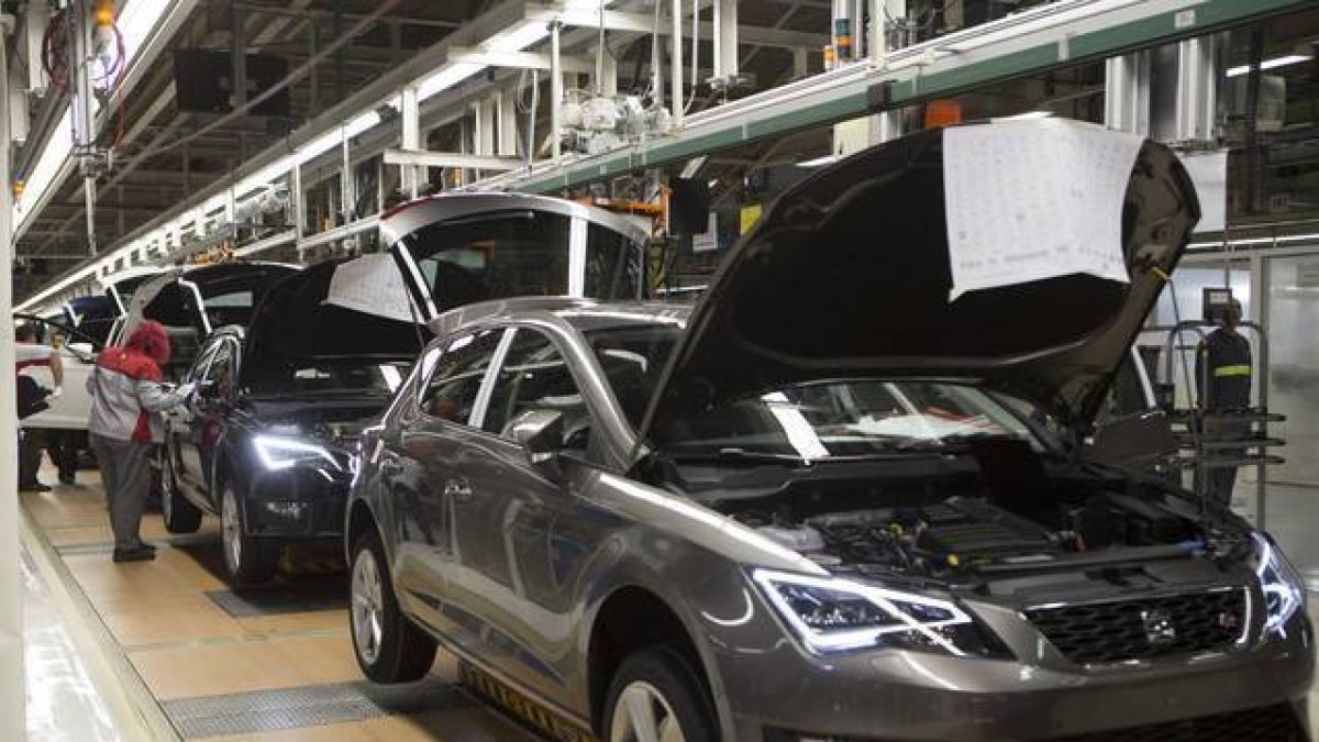 Cadena de montaje de la fábrica de Seat en Martorell.-ALBERT BERTRAN