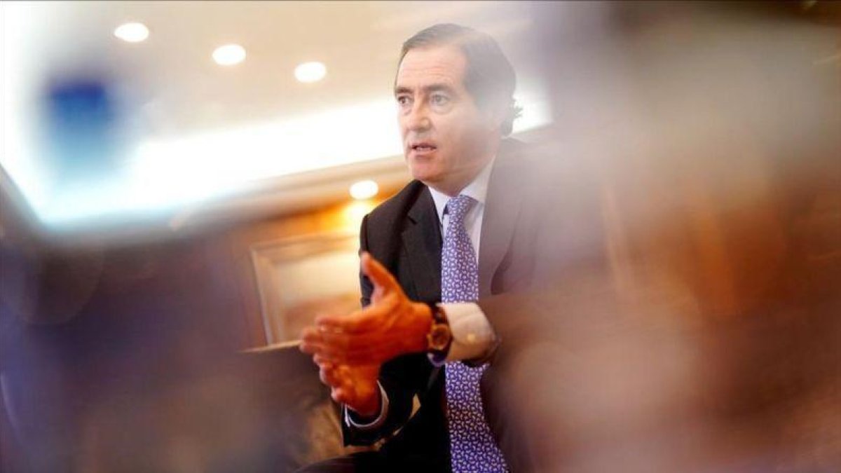 El presidente de CEOE, Antonio Garamendi, en un momento de la entrevista.-JOSÉ LUIS ROCA