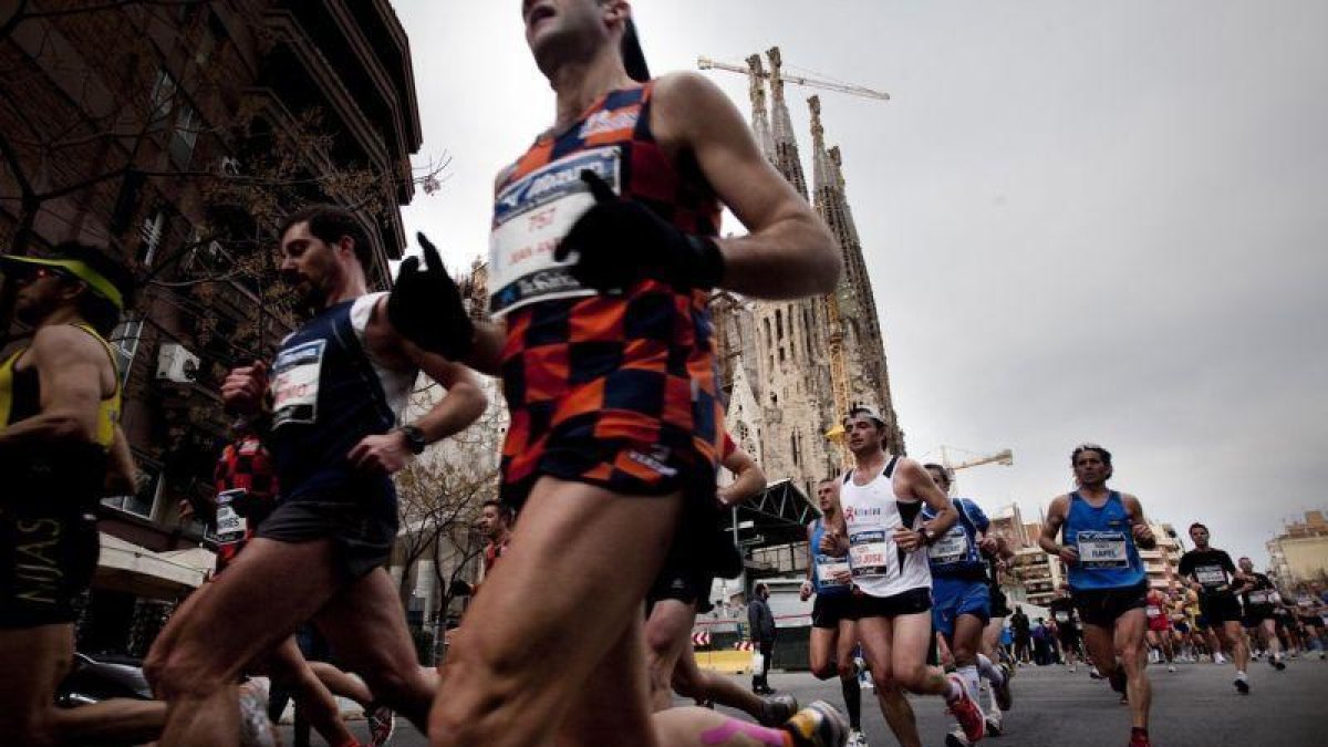 Corredores de la Marató de Barcelona, en una pasada edición.-FERRAN NADEU