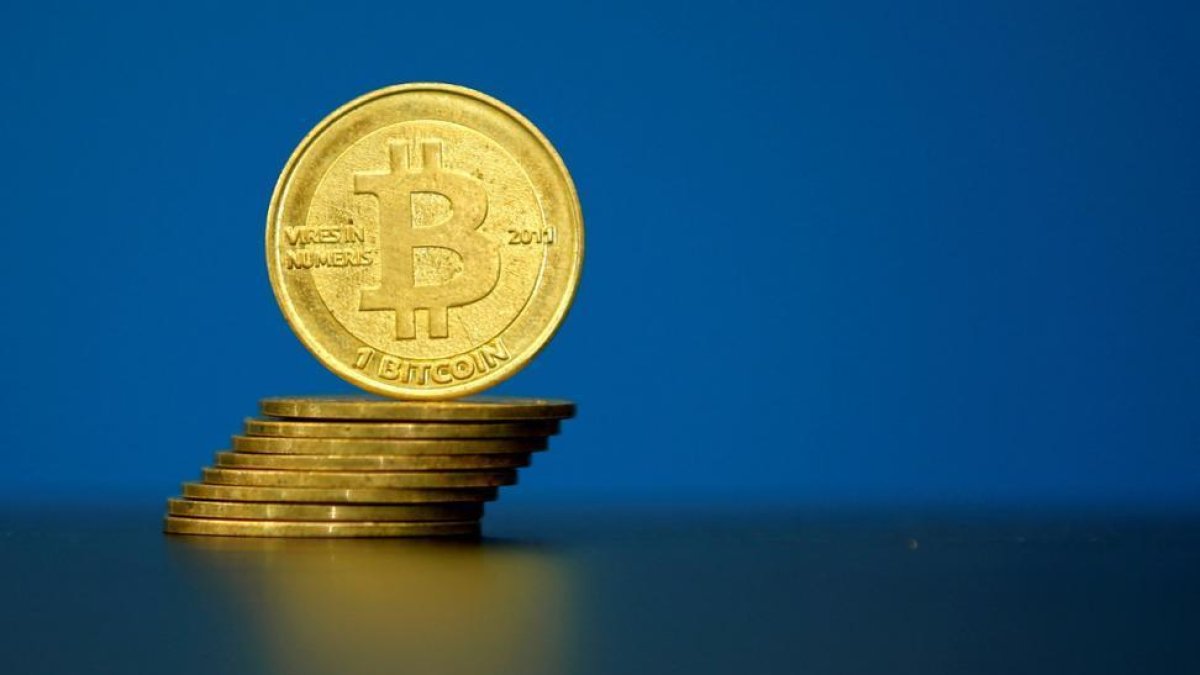 Foto de una ilustración de un bitcoin tomada en La Maison du Bitcoin in Paris-BENOIT TESSIER (REUTERS)