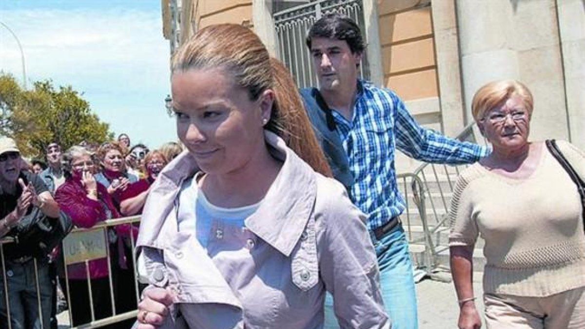 María José Campanario, Jesulín de Ubrique y la madre de esta, en la Audiencia Provincial de Cádiz, en mayo.-EFE / MIGUEL LORENZO