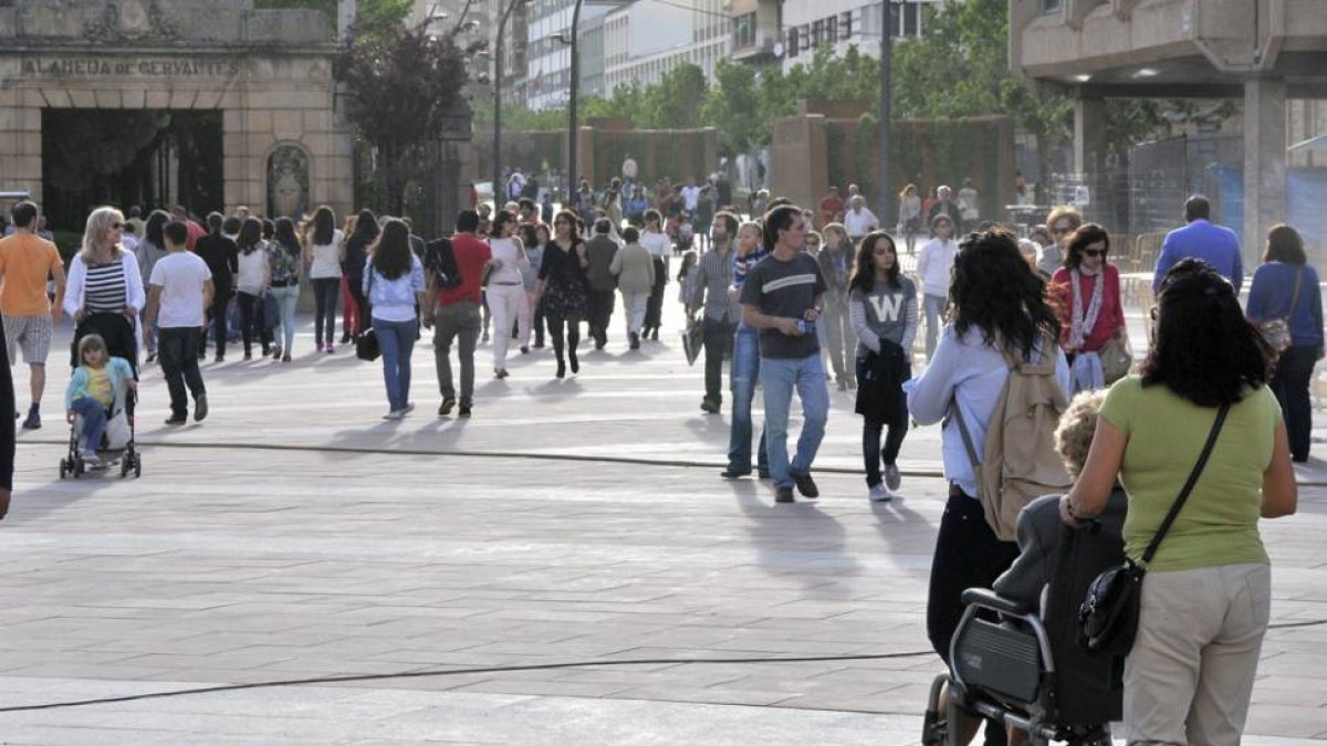 Personas paseando por el centro de la ciudad, en una imagen de archivo.-ÁLVARO MARTÍNEZ