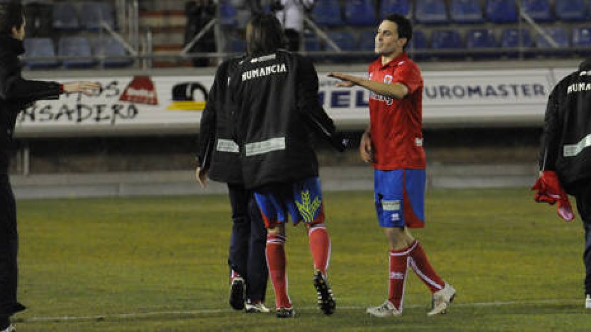 Díaz de Cerio recibe la felicitación de alguno de sus compañeros a la finalización del partido ante el Hércules. / ÁLVARO MARTÍNEZ-