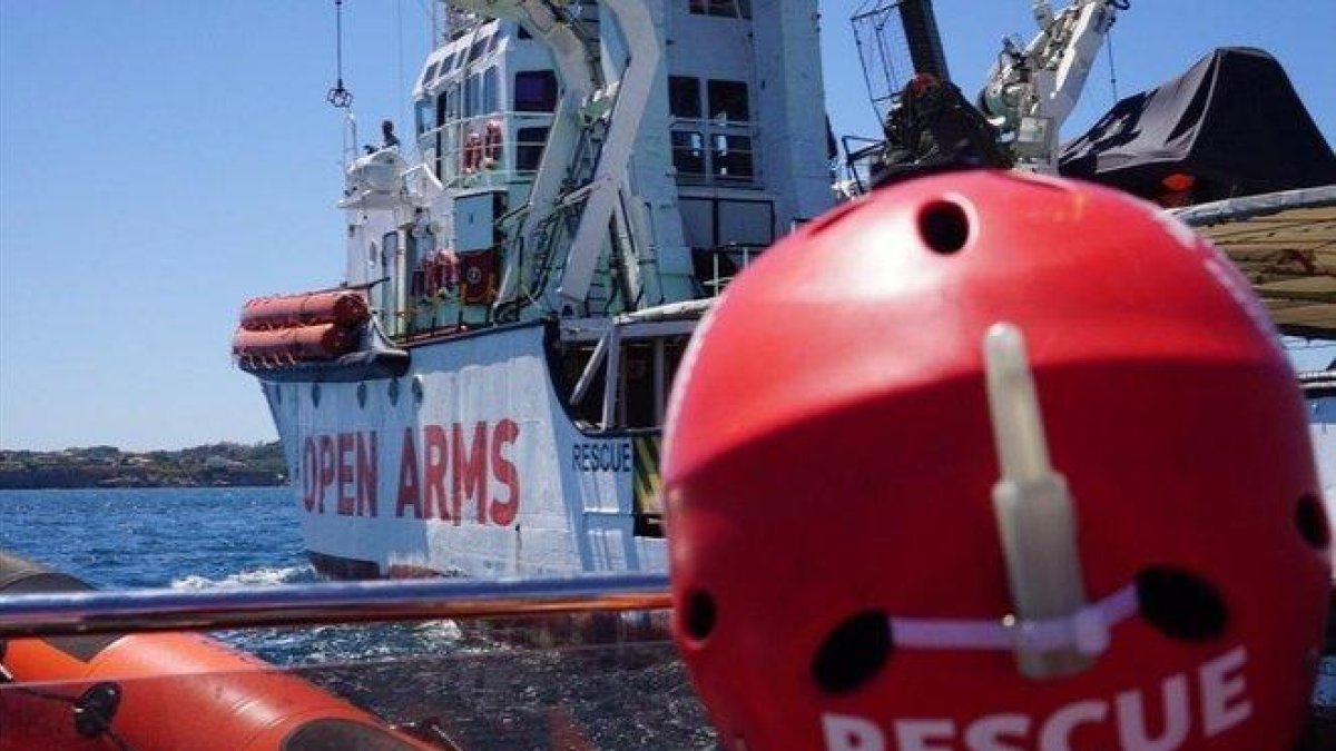 Uno de los miembros de Open Arms llega al buque de salvamento de la oenegé.-OPEN ARMS