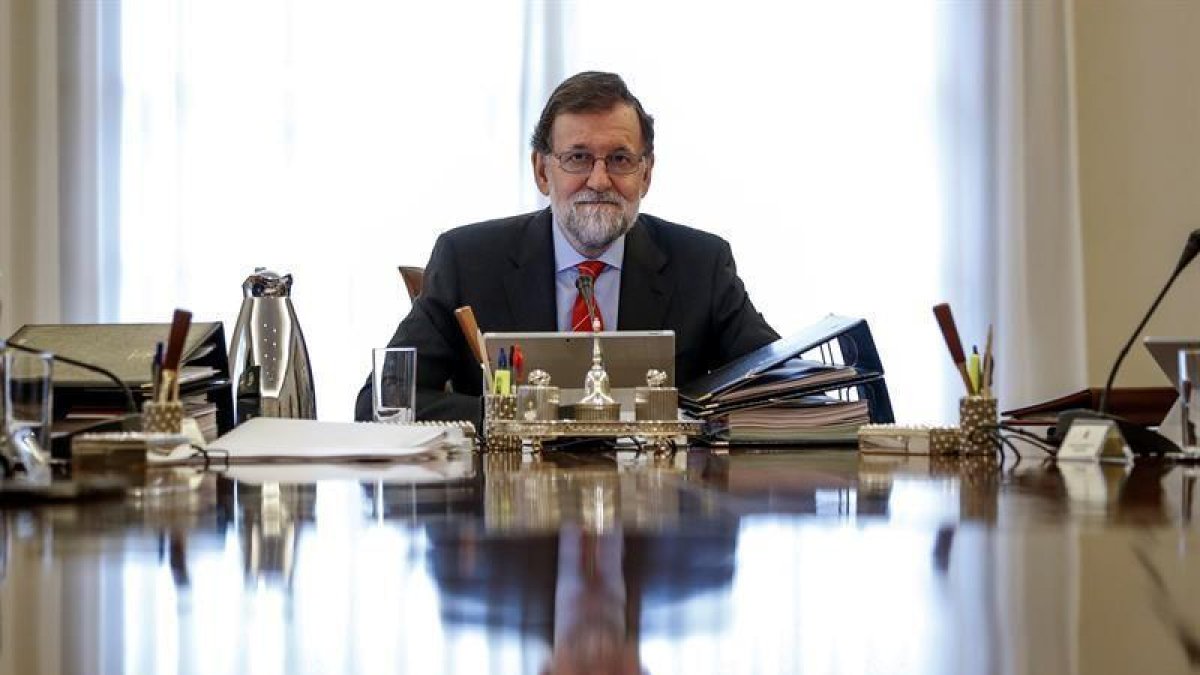 El presidente del gobierno Mariano Rajoy (c), el pasado viernes.-EFE