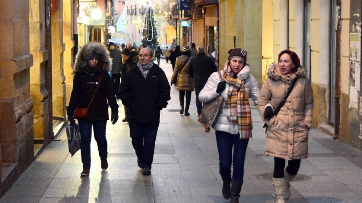 Gente en El Collado.-ÁLVARO MARTÍNEZ