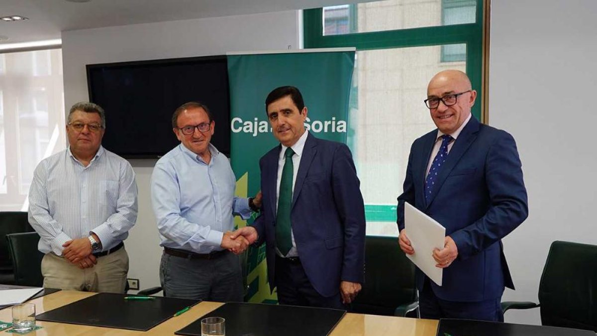 Víctor Martín, Francisco Rubio, Carlos Martínez y Domingo Barca en la renovación del acuerdo de colaboración entre el Numancia y Caja Rural.-HDS