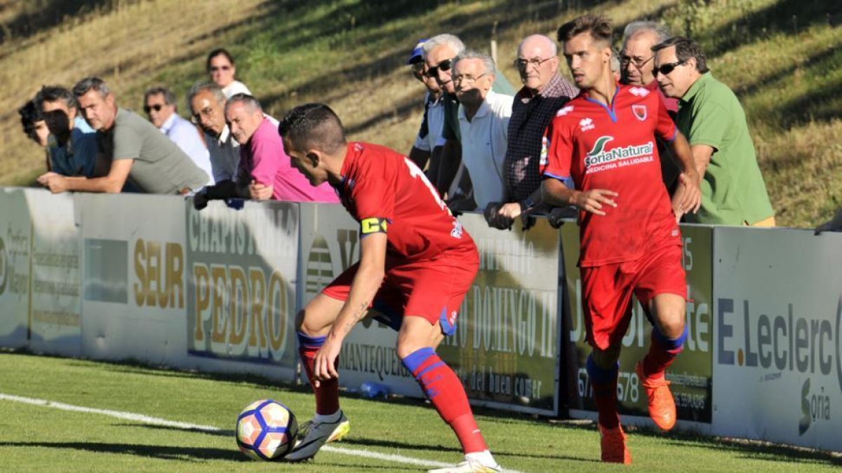 Julio Álvarez y Capilla en una acción del encuentro de ayer del Numancia ante la Real Sociedad disputado en la Ciudad del Fútbol.-Diego Mayor