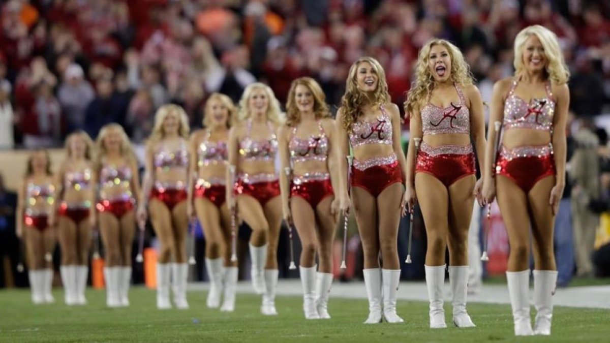 Las animadoras de equipos deportivos deben seguir unas pautas muy severas para conservar sus trabajos.-AFP / JAMIE SQUIRE