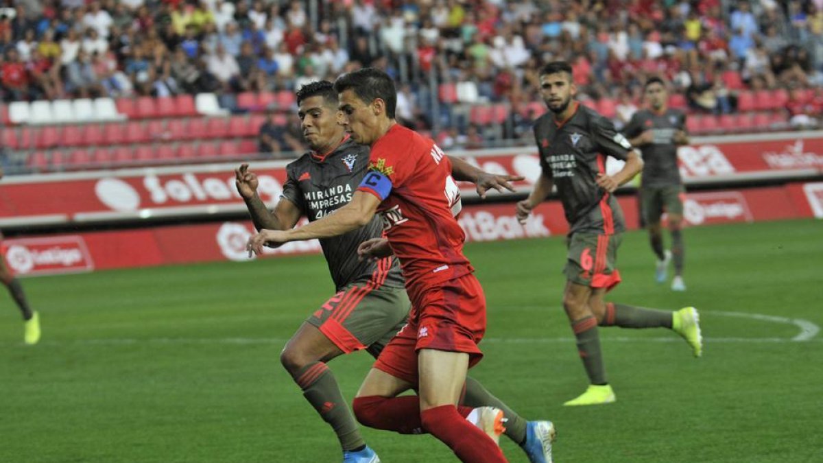 Nacho arrancó la Liga como lateral derecho y el sábado ante el Huesca podría jugar en el extremo zurdo.-Valentín Guisande