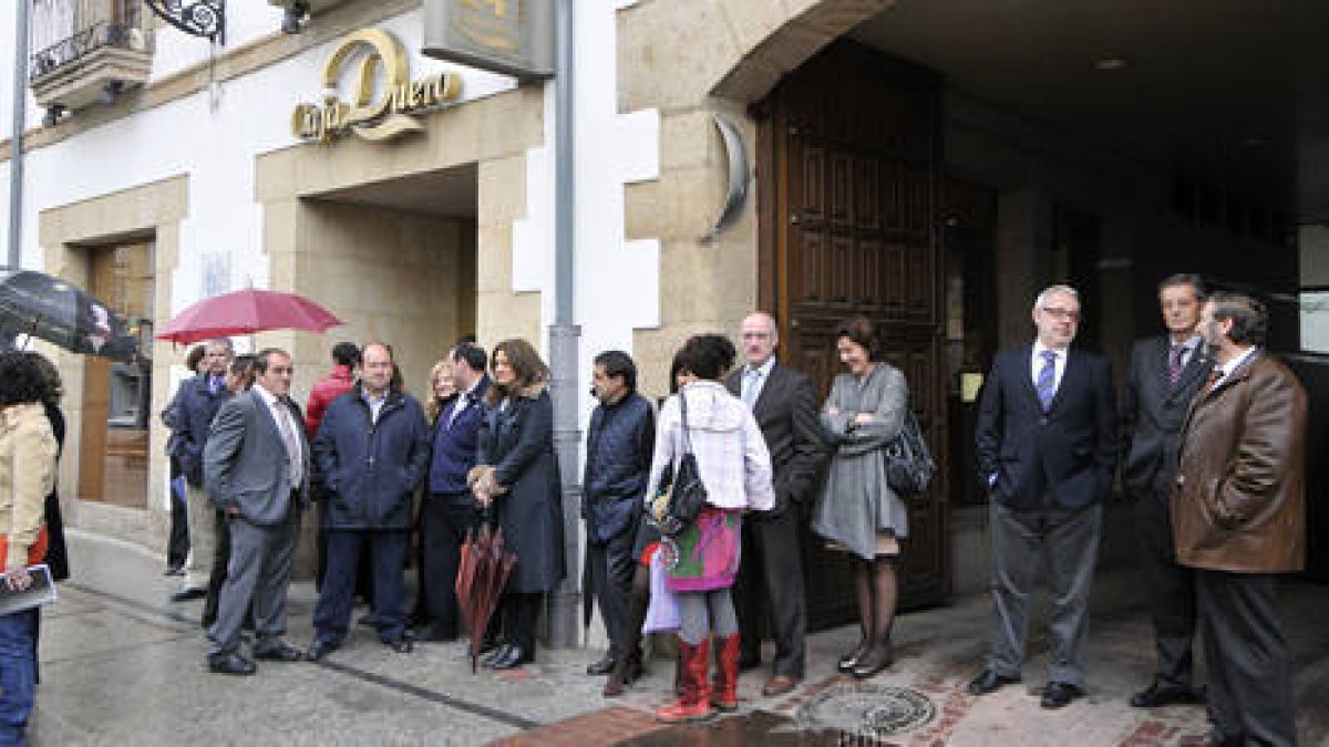 Trabajadores de la oficina central de la capital en el paro de ayer. / V. G.-