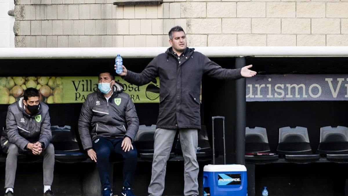 Álex Huerta tiene difícil seguir como entrenador del Numancia. HDS