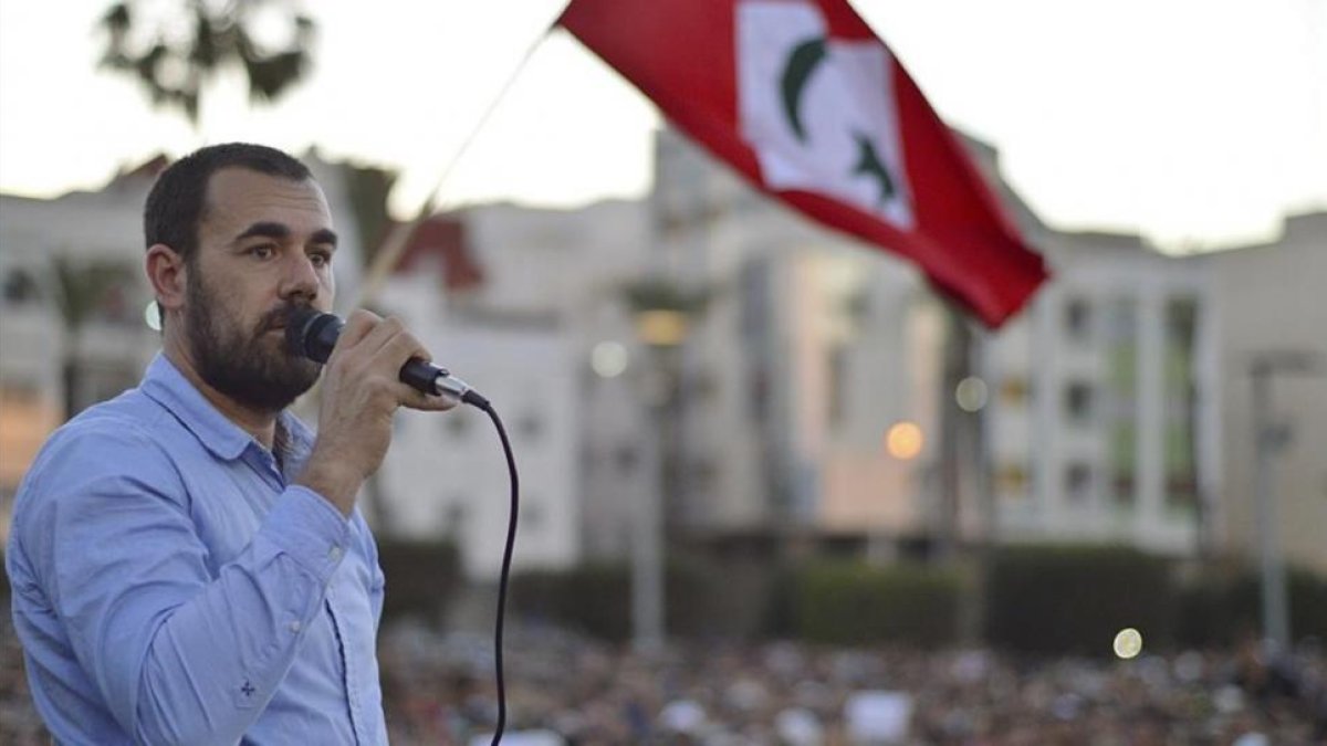 Zafzafi, durante una arenga ante decenas de miles de personas al final de una marcha multitudinaria, en Alhucemas, el 25 de mayo-EFE