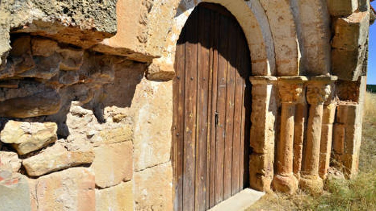 Estado que presenta la portada de la iglesia de Osonilla con las arquivoltas al aire por el robo de las columnas y capiteles. / ÁLVARO MARTÍNEZ-