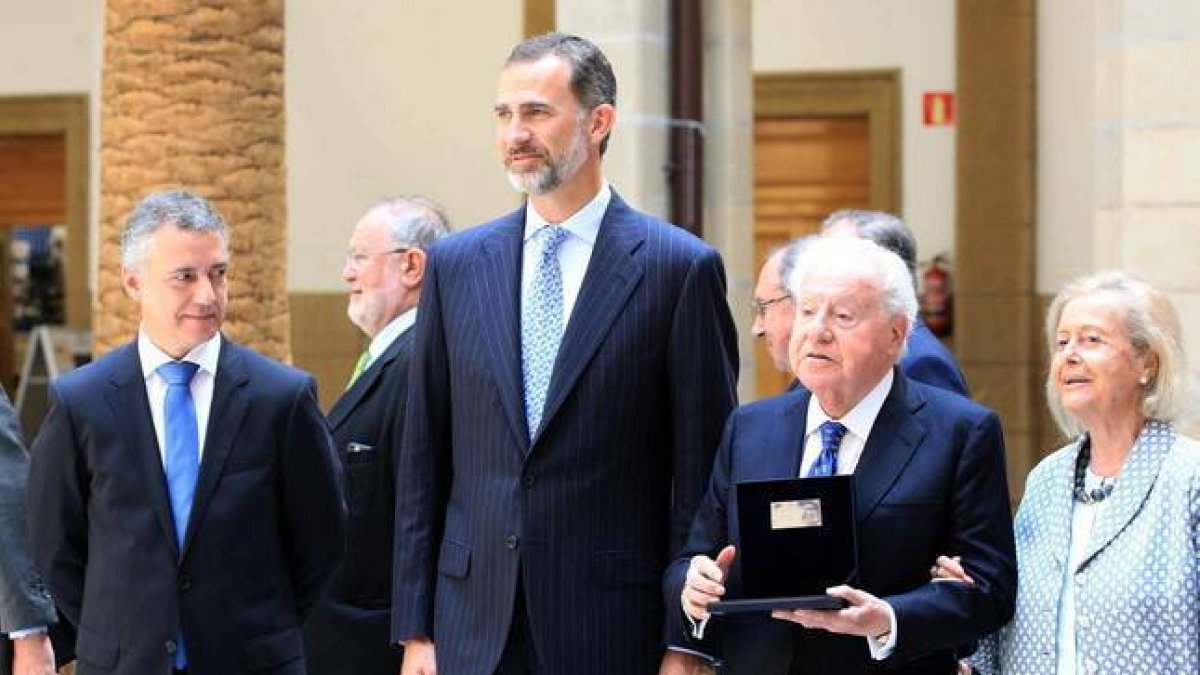 Felipe VI posa junto al lendakari, Iñigo Urkullu (izquierda), y el empresario José Ferrer Sala y su esposa.-Foto: EFE / LUIS TEJIDO