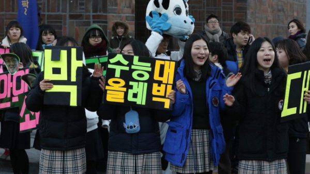 Un grupo de jóvenes anima los examinados en las pruebas de acceso a la universidad en Corea del Sur.-Foto: JEON HEON-KYUN / EFE
