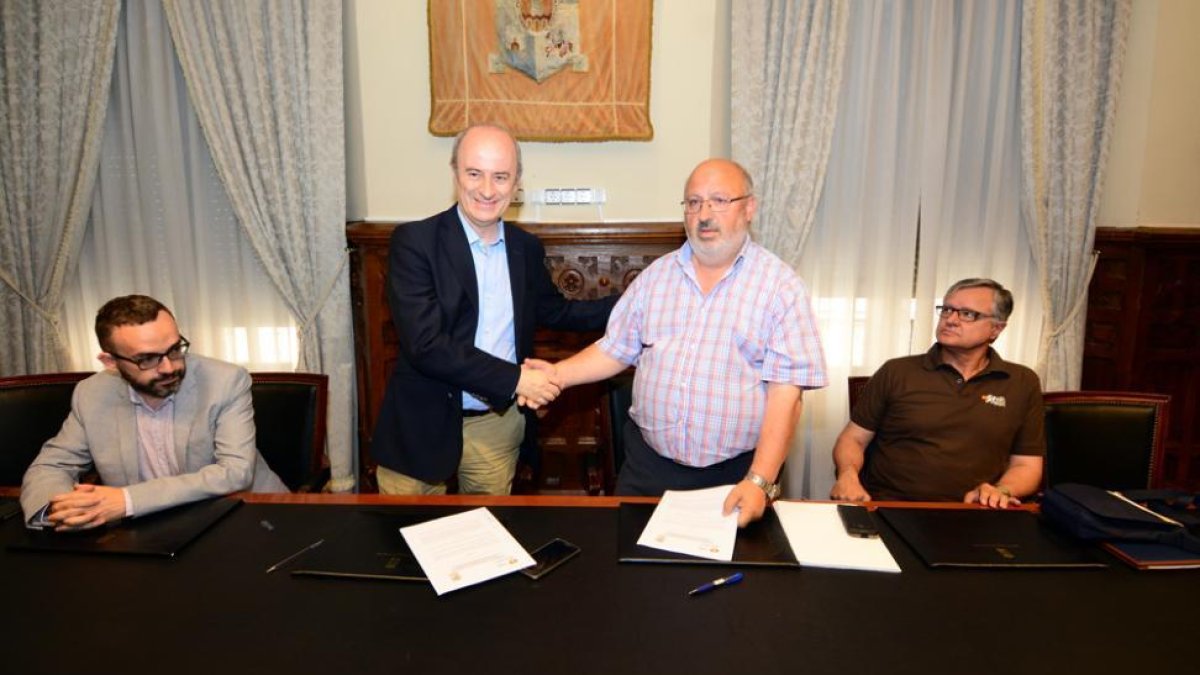 Ramón Martínez, Agustín Martín Santos, Amancio Martínez y Luis Muchaga en la firma del convenio entre la Fundación del Caep y la Federación.-Álvaro Martínez