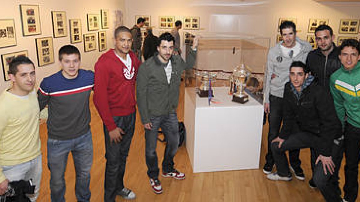 La exposición de voleibol permanecerá abierta hasta el 24 de abril. / VALENTÍN GUISANDE-