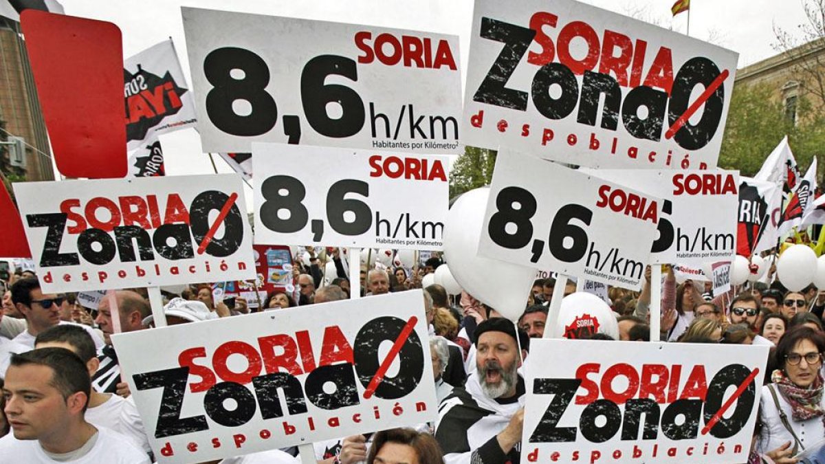 Carteles de ‘Soria, zona cero de la despoblación’ en la manifestación de la España Vaciada en Madrid.-MARIO TEJEDOR