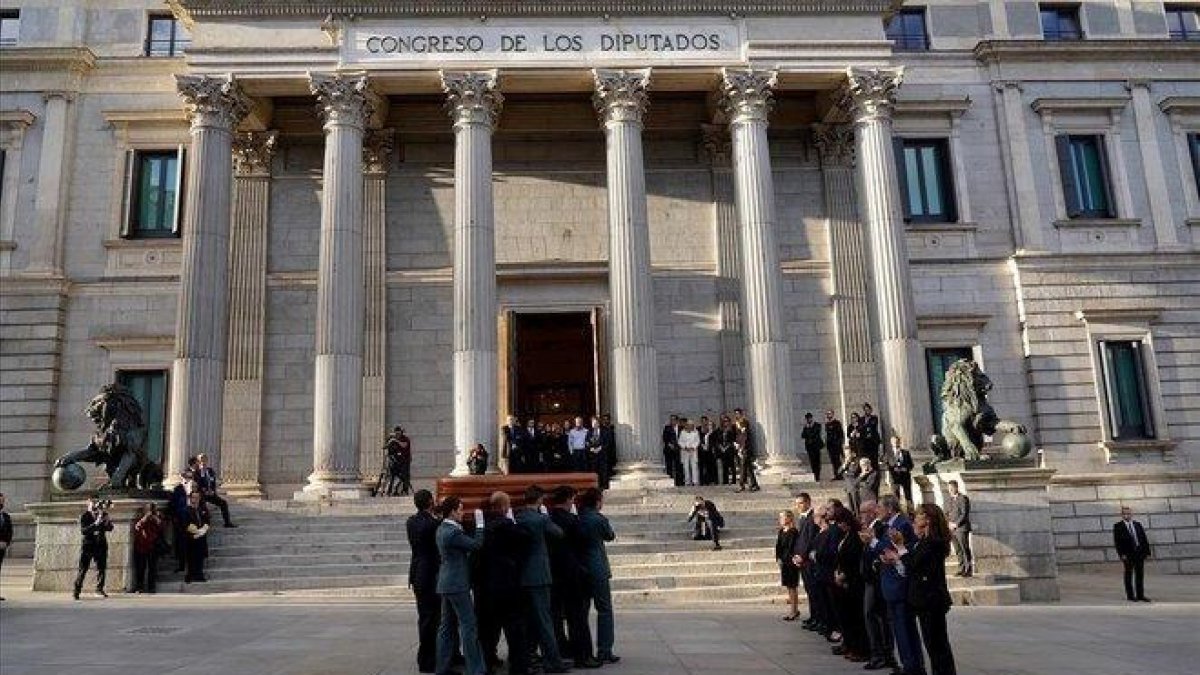 El féretro de Alfredo Pérez Rubalcaba, llega al Congreso de los Diputados.-JOSÉ LUIS ROCA